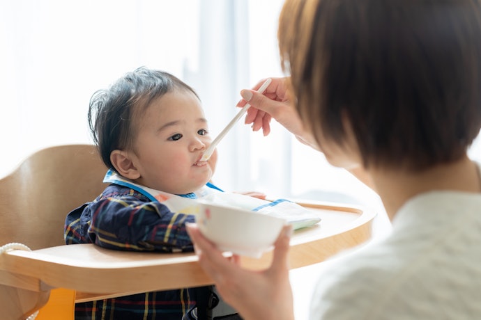 柄に滑り止め加工があれば、手が汚れていても食べさせやすい