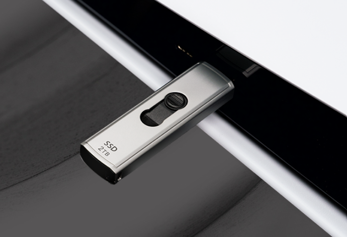 コンパクトなスティック型。ソフトウェアを使えば、パスワードロックも可能