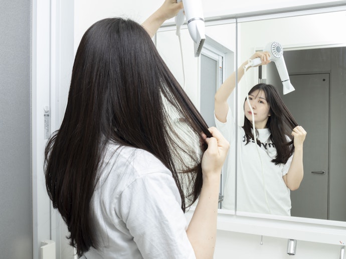 髪が広がりやすい人は、髪のまとまりやすさのスコアが高いものを選んで