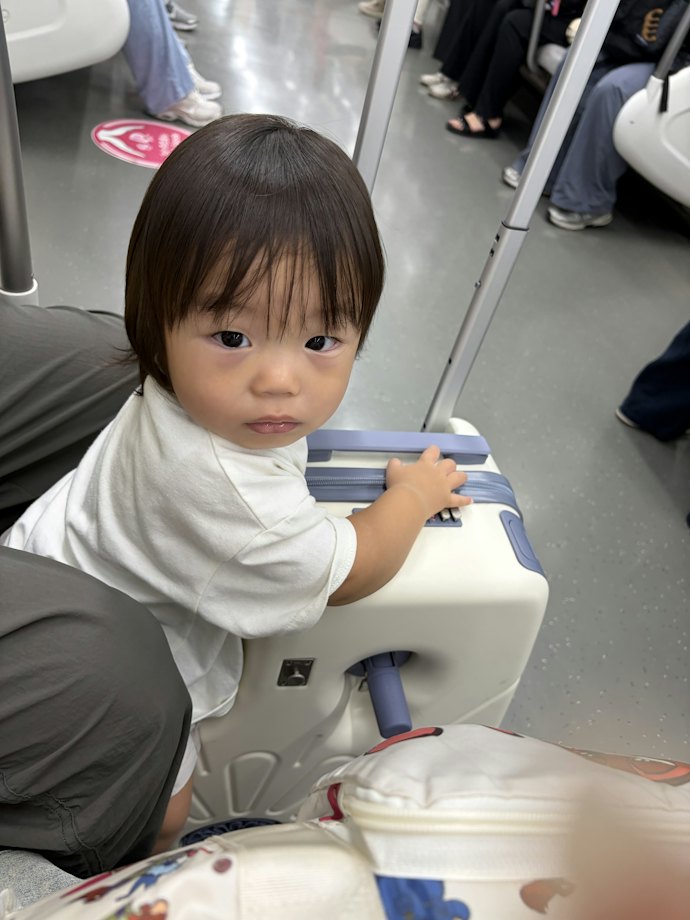 地下鉄でも幅を取らず、パパの膝の間にすっぽり