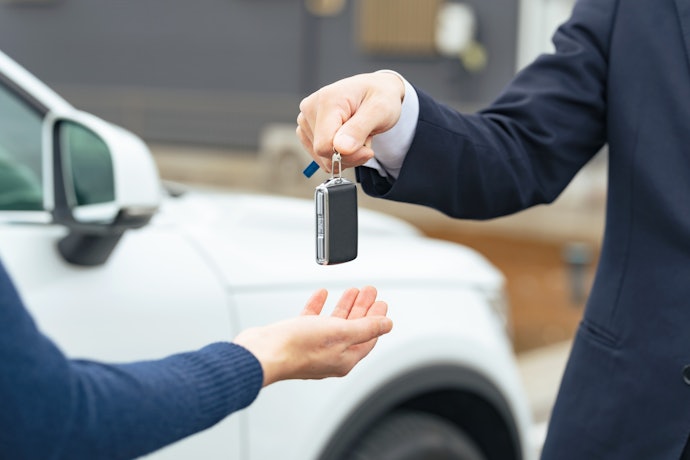 短期間だけ車を使いたい人は、リース契約期間を確認して