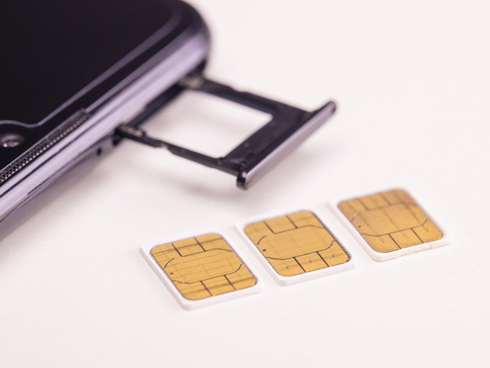 手順②:ルーターなどの端末を用意してSIMカードを挿入する
