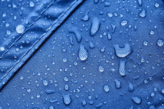 通常のオートキャンプでも、耐水性だけはチェックしておこう