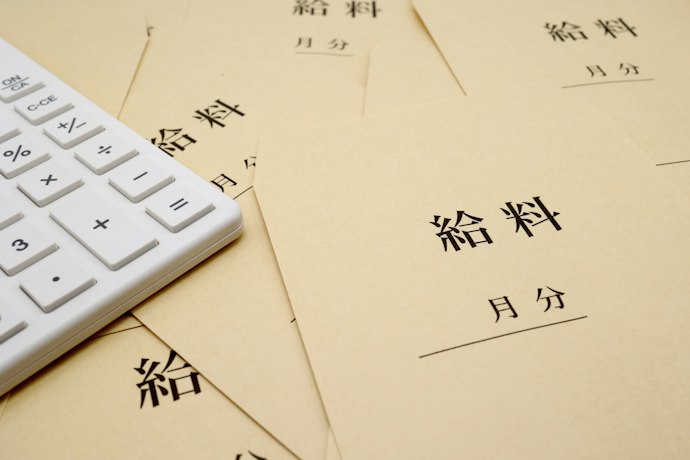 給料の違い:時給または日給で支給される