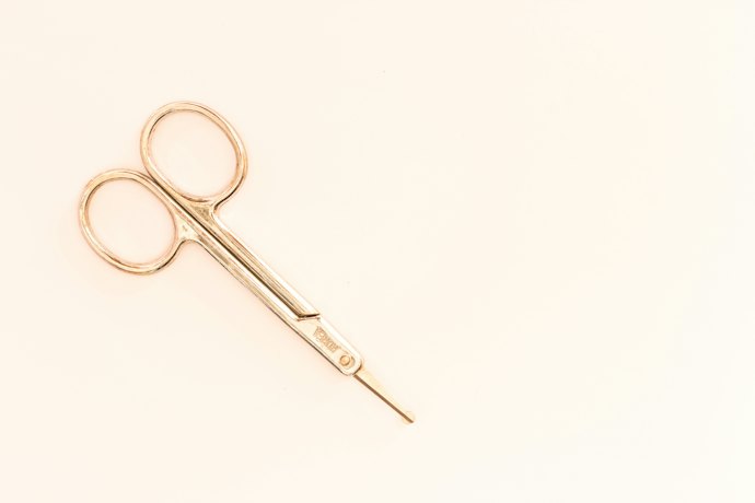 眉用はさみと組み合わさったタイプも