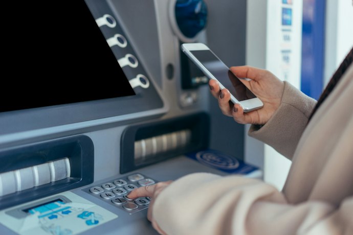 スマホアプリを使って提携ATMから現金をおろす