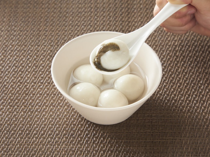 白玉のなかには濃厚な黒胡麻餡がたっぷり