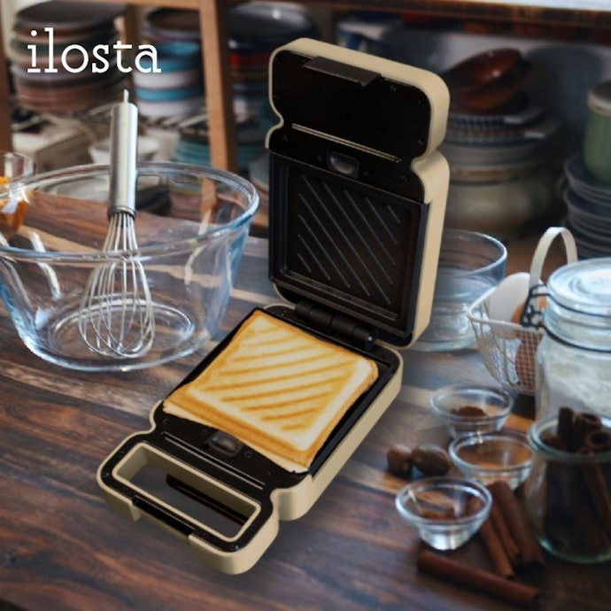 ワッフル専用プレートつき。電源コードも収納しやすい
