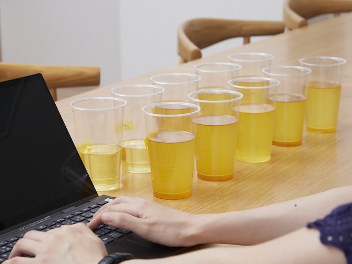 ろ過後の油は未使用のように透明度が高い。再利用できる仕上がり
