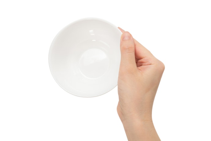 片手で楽に持てる重さが理想。ふだん使っている食器を基準にしよう