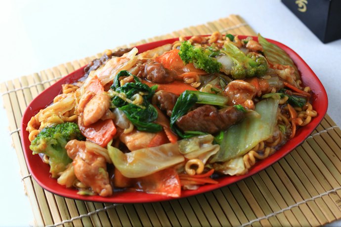 ガッツリ食べたいときは変わり種のあんかけ・オム焼きそばも!
