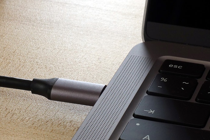 簡単に初期設定するなら、Thunderbolt 3・4接続のものを選択