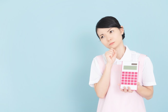 20〜24歳の看護師の平均年収は約427.7万円。同世代の平均よりも約65万円高い