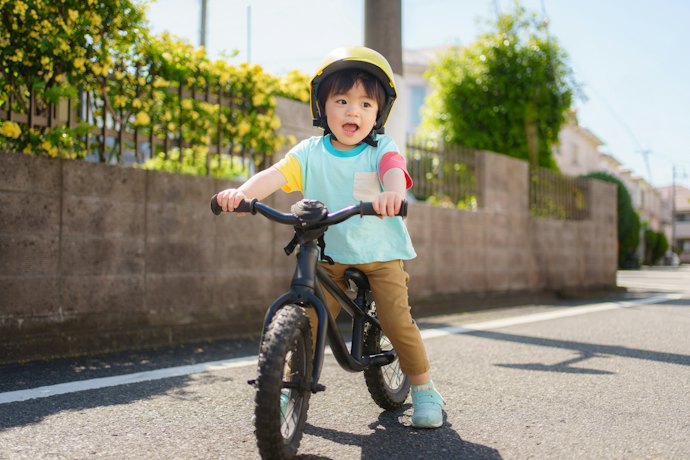 まずは子どもの身長に合わせ、地面に足がぺたんとつくインチ数のものを選ぼう