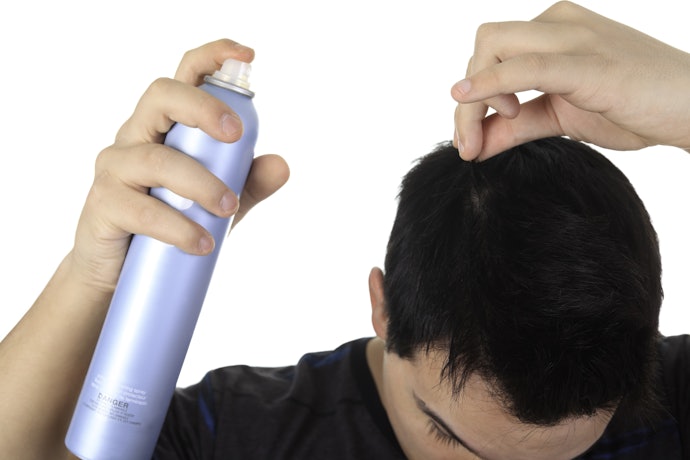 自然な仕上がりを重視するなら髪色に近いものがベター