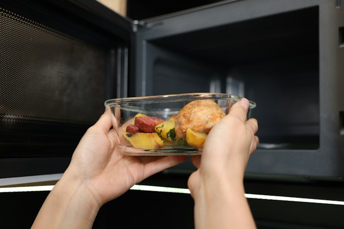 素材は、電子レンジで加熱するならガラス、軽さならプラスチックを選ぼう