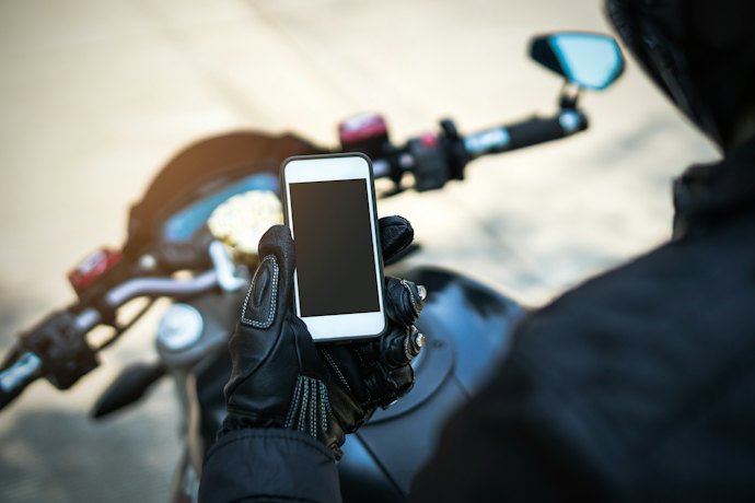 着用したままスマホが使えるものが便利