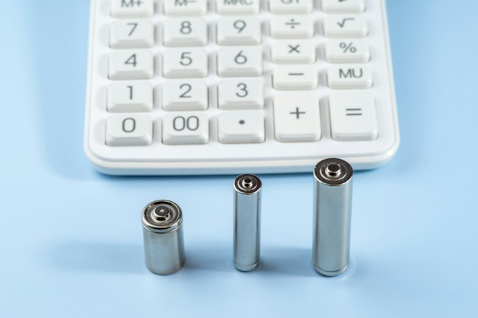 ソーラー式に補助電池がついたものなら、安心して計算に集中できる