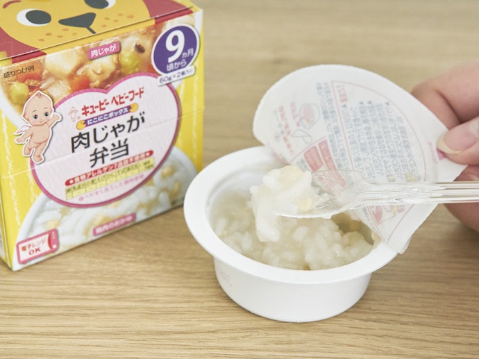 お出かけ用にはカップや口つきパウチがおすすめ