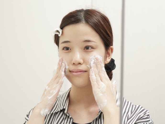 ①洗顔:肌を清潔な状態にして、パックを塗る準備をする