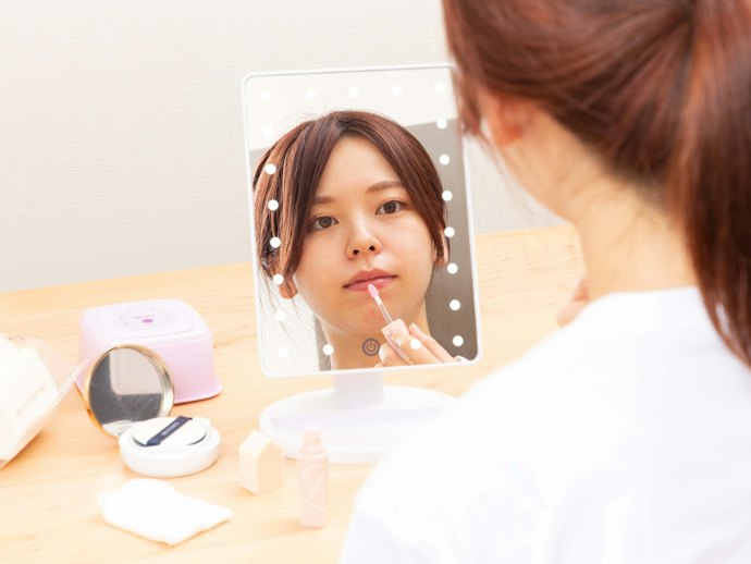 上唇にうまく塗れないときは、唇の表面を均一に整えるケアが必要