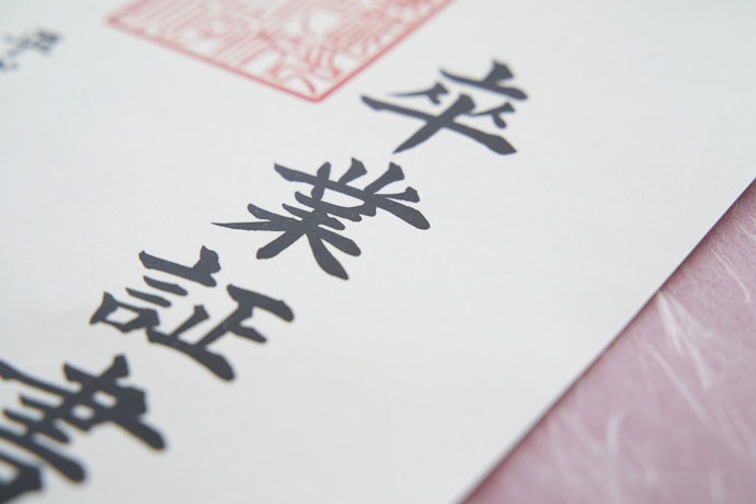 学歴別:中卒が最も低く大学院卒が最も高い。約200万円以上の年収差