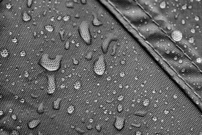 アウトドアやピクニックで汚れが気になるなら、防汚・撥水加工の素材を要チェック