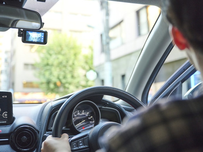 運転に不安があるなら、安全運転支援機能が付いたドライブレコーダーを選ぶ手もあり