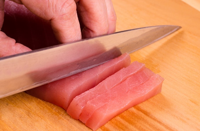 魚・野菜などを薄切りするなら、片刃タイプをチェック