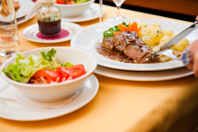 ゆっくり夕食をとりたいなら食事プランも検討しよう