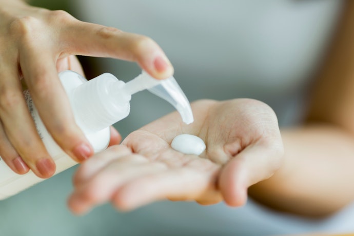 美白ケア効果を得るために、美白有効成分が配合された医薬部外品を選んで