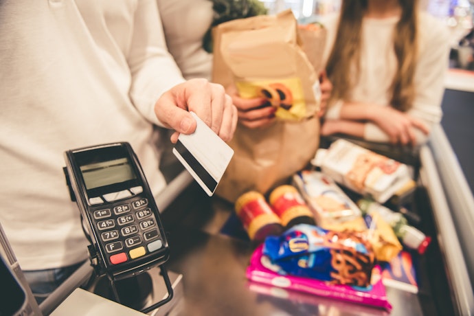 コンビニやスーパーなど身近な店舗で利用が可能