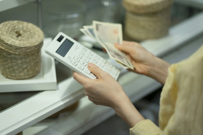 相場は3,000~5,000円。料金設定が明確な占い師がおすすめ