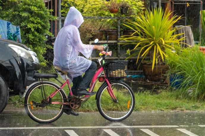 自転車や歩きで動きやすさを求めるなら、ストレッチ性に注目