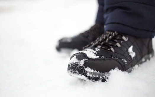 冬の登山や雪道を歩くなら防寒性と防滑性のあるものがマスト