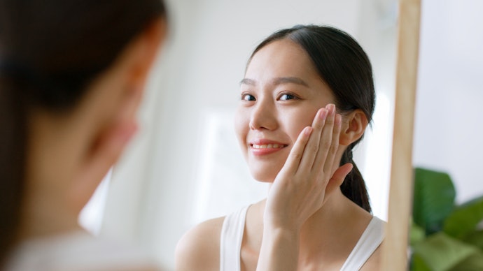 ツヤが出て、自然にくすみを飛ばすものがよし。白っぽいものは不自然な印象に...