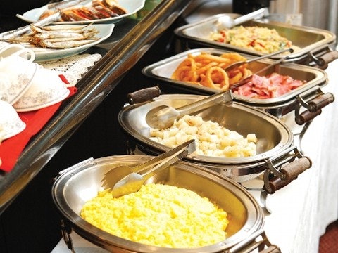 朝食バイキングや夜食などの無料サービスにも注目