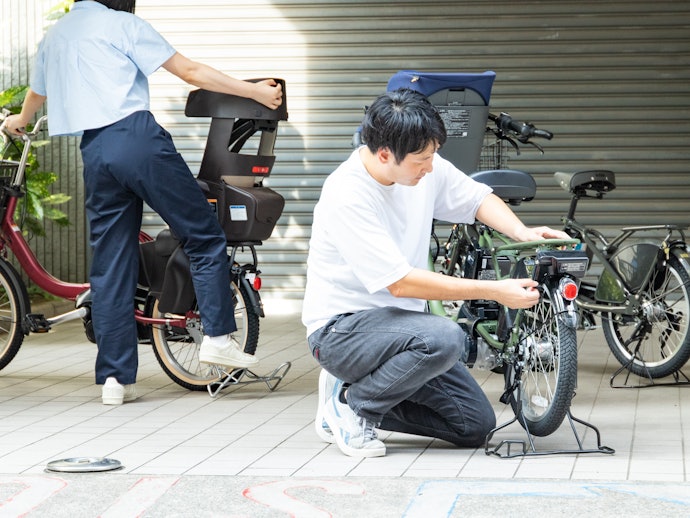 操作方法はシンプルなので迷わない。スタンドも楽に立てられる