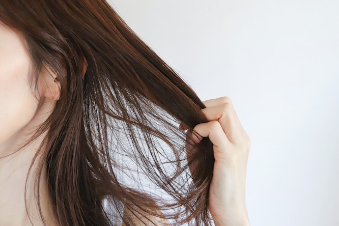 白髪を目立ちにくくするためには、髪色よりも少し暗めの色がベター