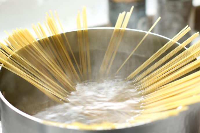パスタをおいしく茹でるコツは、水の量と茹で時間