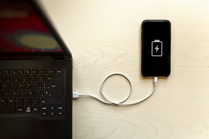 充電しながら使うなら、USB接続