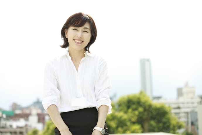 女性:350万円。労働者全体の年収中央値と同じ