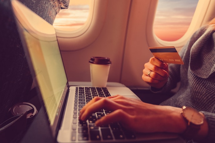 旅行や出張でよく飛行機に乗るならゴールドカードや提携カードをチェック