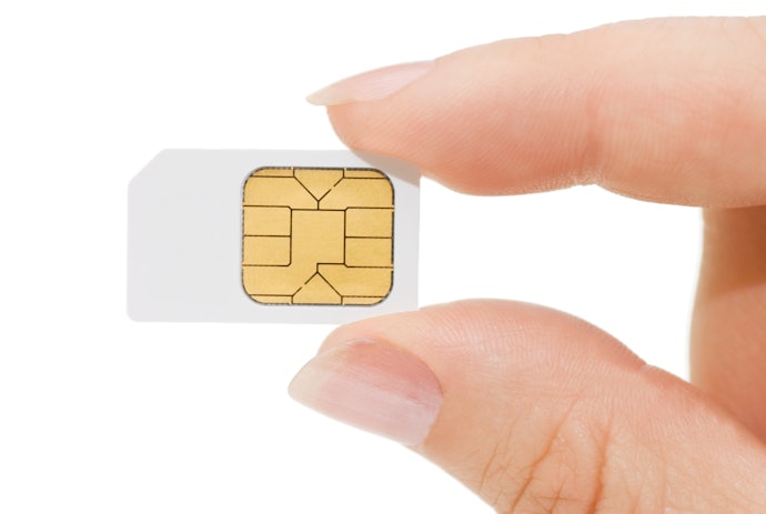 STEP2:ケータイにSIMカードを挿し込む