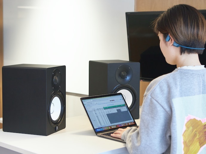 響くような低音が魅力。ノイズのある環境で聞き取りやすい