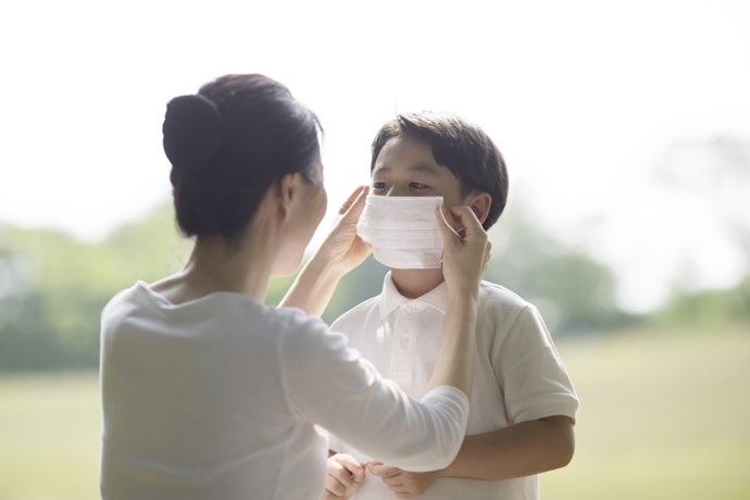 ゴムや紐の長さが調整できる、顔のサイズに合ったマスクかチェック
