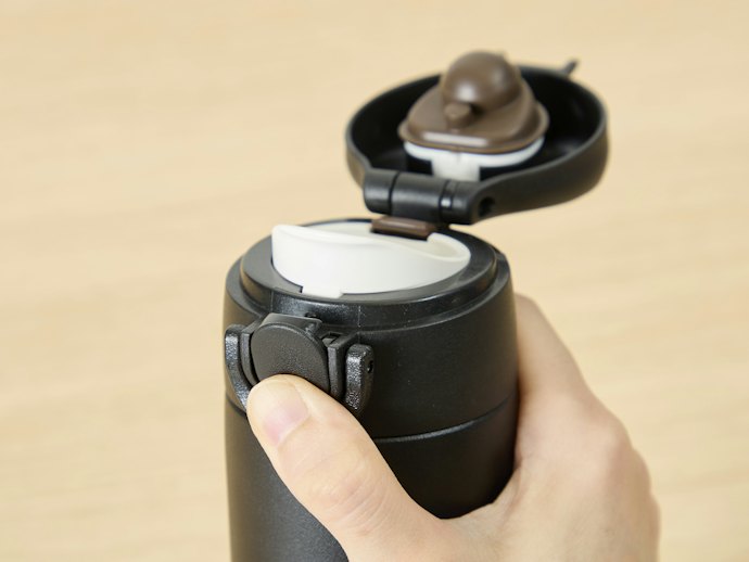 飲み口は、フタの開け方と飲み方をチェックしよう