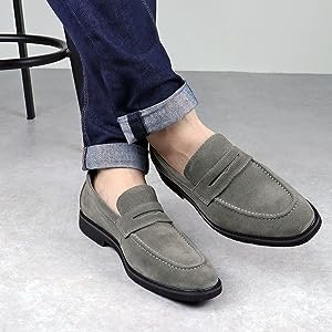 急な雨に備えるならスエード、リーズナブルに買うなら合皮もおすすめ