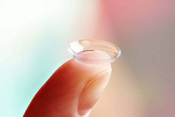 長時間でも快適に使用するために、含水率・レンズの素材をチェック