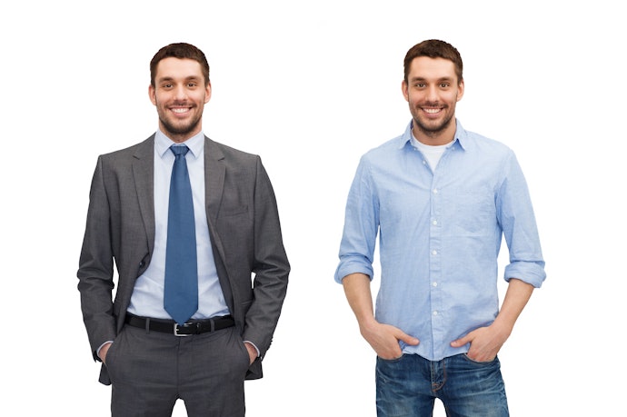 服装は基本的に自由。スーツ以外でも問題はない